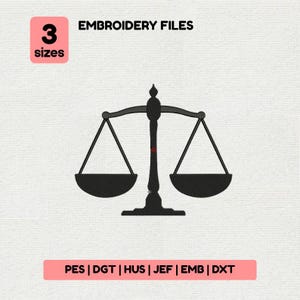 Op de afbeelding: Een zwart-wit weegschaal-van-rechtvaardigheid-ontwerp. De afbeelding bevat de tekst "EMBROIDERY FILES" en "3 sizes". Onder de weegschaal staat een roze rechthoek met de tekst "PES | DGT | HUS | JEF | EMB | DXT".