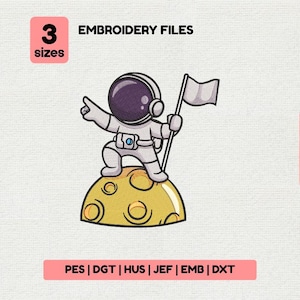 Könnte beinhalten: Ein Stickdateidesign mit einem Cartoon-Astronauten auf einem gelben Mond, der eine Flagge hält. Das Bild enthält den Text "EMBROIDERY FILES" und "3 sizes". Das Design ist in den Formaten PES, DGT, HUS, JEF, EMB und DXT verfügbar.
