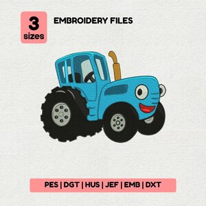 Op de afbeelding: Een digitaal borduurbestand met een blauwe cartoon-tractor met grote zwarte banden, een gele uitlaatpijp en een lachend gezicht. De tekst 3 sizes en EMBROIDERY FILES staat bovenaan, PES, DGT, HUS, JEF, EMB, DXT staan onderaan.
