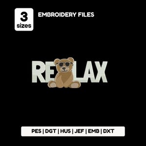 Op de afbeelding: Zwarte achtergrond met het woord "RELAX" in het wit, met een cartoon teddybeer met een zonnebril. De afbeelding bevat ook de tekst "EMBROIDERY FILES" en "3 maten". Daaronder een lijst met bestandstypen: PES, DGT, HUS, JEF, EMB en DXT.