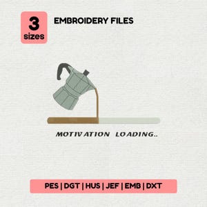 Op de afbeelding: Digitaal borduurontwerp met een koffiezetapparaat dat in een voortgangsbalk giet met de tekst "MOTIVATION LOADING..". De afbeelding bevat de tekst "3 maten" en "EMBROIDERY FILES". Compatibele bestandstypen staan onderaan.