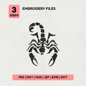Op de afbeelding: Zwart schorpioen borduurontwerp. De afbeelding bevat de tekst "EMBROIDERY FILES" en "3 maten". De bestandsformaten worden vermeld als PES, DGT, HUS, JEF, EMB en DXT. De schorpioen is een gedetailleerd silhouet.