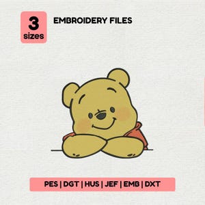 Può includere: File di ricamo digitale con un orsetto dei cartoni animati con un'espressione sorridente. L'immagine include il testo "EMBROIDERY FILES" e "3 dimensioni". I formati di file sono elencati come PES, DGT, HUS, JEF, EMB e DXT. L'orso è giallo con una camicia rossa.