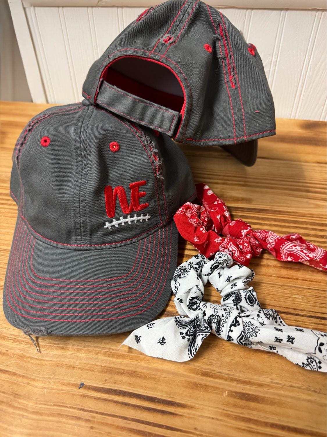 ネブラスカ大学　HUSKERS　ジャンパー、Tシャツ、キャップ3点セット ネブラスカ大学 HUSKERS ジャンパー、Tシャツ、キャップ3点セット
