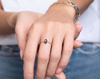 Anello ovale minuscolo con galassia, anello impilabile delicato, anello da donna placcato oro, anello minimalista, regalo unico per lei, gioiello celeste