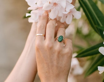 Anillo apilable de cóctel verde, anillo llamativo ovalado de malaquita chapado en oro de 14k