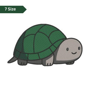 Puede incluir: Una tortuga de dibujos animados bordada con un caparazón verde y una cabeza y extremidades grises. La tortuga tiene una cara sonriente. El texto "7 Size" está en un cuadro verde en la esquina superior izquierda.