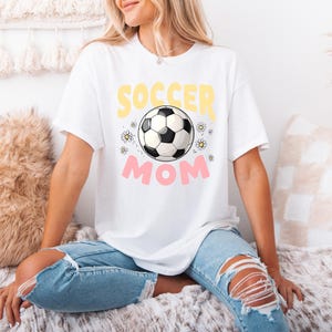 Camiseta de mamá futbolera PNG, camiseta de mamá PNG, regalo para mamá PNG, sublimación de mamá futbolera, sudadera de mamá, día de juego de mamá PNG, mamá futbolera PNG
