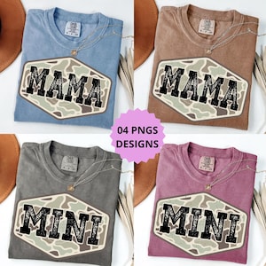 Pode incluir: Quatro camisetas em cores diferentes: azul, marrom, cinza e rosa. Cada camisa tem um design gráfico com as palavras "MAMA" ou "MINI" em um design preto estilo camuflagem. Um colar está em cada camisa. A imagem também diz "04 PNGS DESIGNS".