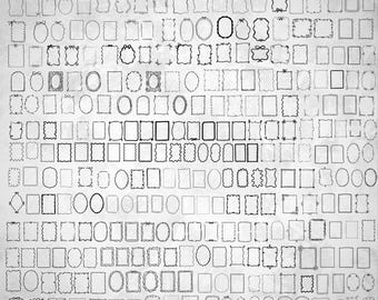Könnte beinhalten: Eine Sammlung von über 300 handgezeichneten, skurrilen Rahmen in verschiedenen Formen und Stilen, darunter Rechtecke, Ovale und dekorative Bordüren. Die Rahmen sind schwarze Strichzeichnungen auf einem strukturierten, cremefarbenen Hintergrund. Der Text unten lautet "300+ Hand Drawn Whimsical Frames PNG SVG".