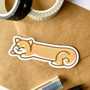 Adesivo per cani lunghi / Shiba Inu, regali per proprietari di cani, cane assonnato, cane pigro, adesivo in vinile lucido