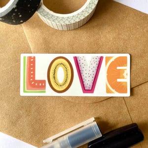 Adesivo Love is Cut Fruit / Frutta, Mostra amore, AAPI, Adesivo frutta a fette, Adesivo vinile lucido