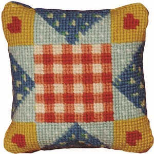 Zestaw do haftu krzyżykowego Patchwork Hearts marki Primavera, zawierający wełnę, zadrukowane płótno, watolinę i podszewkę