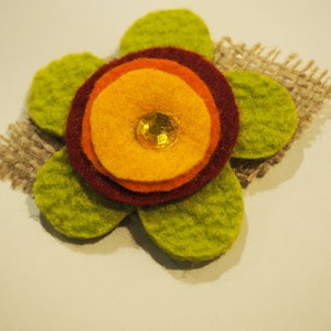 Voelde bloem broche Bright Green en vallen kleuren voelde Pin