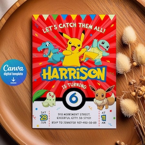 K&ouml;nnte beinhalten: Eine rote und gelbe Pokemon-Geburtstagseinladung f&uuml;r einen 6-j&auml;hrigen Jungen namens Harrison. Die Einladung zeigt ein Pikachu, ein Squirtle, ein Bulbasaur und ein Evoli. Der Text auf der Einladung lautet "Let's Catch Them All!" und "Harrison wird 6 Jahre alt". Die Einladung enth&auml;lt auch das Datum, die Uhrzeit und den Ort der Party.
