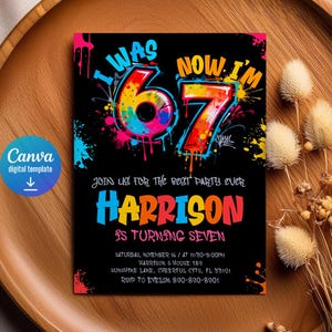 K&ouml;nnte beinhalten: Eine schwarze Geburtstagseinladung mit farbenfrohem Text im Graffiti-Stil. Die Einladung lautet "I WAS 6 NOW I'M 67" mit dem Namen "HARRISON" und den Worten "IS TURNING SEVEN". Enth&auml;lt Veranstaltungsdetails und ein Canva Digital Template Logo.