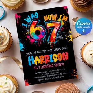 K&ouml;nnte beinhalten: Eine schwarze Geburtstagseinladung mit farbenfrohem Text im Graffiti-Stil mit der Aufschrift "I WAS 67 NOW I'M 7". Die Einladung ist f&uuml;r Harrisons siebten Geburtstag. Die Einladung ist von Cupcakes und B&auml;ndern umgeben.