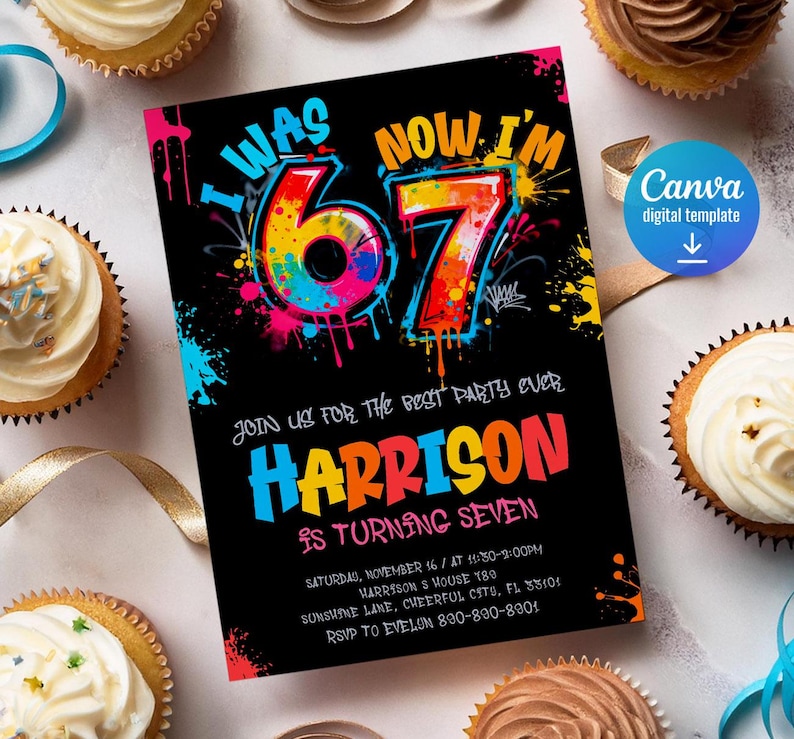 K&ouml;nnte beinhalten: Eine schwarze Geburtstagseinladung mit farbenfrohem Text im Graffiti-Stil mit der Aufschrift "I WAS 67 NOW I'M 7". Die Einladung ist f&uuml;r Harrisons siebten Geburtstag. Die Einladung ist von Cupcakes und B&auml;ndern umgeben.