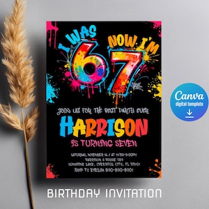 K&ouml;nnte beinhalten: Eine schwarze Geburtstagseinladung mit Graffiti-Text. Das Design zeigt den Satz "I WAS 67, NOW I'M 67" in leuchtenden Farben. Die Einladung enth&auml;lt Details f&uuml;r Harrisons siebten Geburtstag, mit einem Canva Digitalvorlagen-Logo.