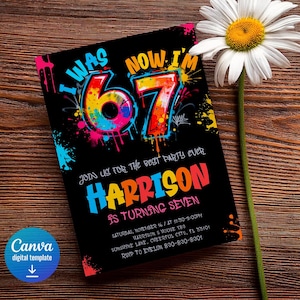 K&ouml;nnte beinhalten: Eine schwarze Geburtstagseinladung mit farbenfrohem Text im Graffiti-Stil mit der Aufschrift "I WAS 67 NOW I'M 67". Die Einladung lautet "Feiern Sie mit uns die beste Party aller Zeiten" f&uuml;r Harrison, der sieben Jahre alt wird. Im Hintergrund eine G&auml;nsebl&uuml;mchenbl&uuml;te.