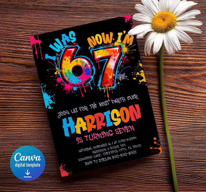 K&ouml;nnte beinhalten: Eine schwarze Geburtstagseinladung mit farbenfrohem Text im Graffiti-Stil mit der Aufschrift "I WAS 67 NOW I'M 67". Die Einladung lautet "Feiern Sie mit uns die beste Party aller Zeiten" f&uuml;r Harrison, der sieben Jahre alt wird. Im Hintergrund eine G&auml;nsebl&uuml;mchenbl&uuml;te.