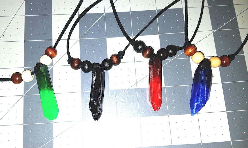 Collar de cristales Kyber con sable de luz de sombras inspirado en Star Wars, multicolor, impreso en 3D imagen 1