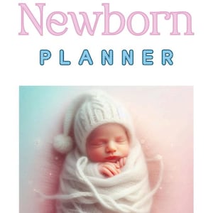 Könnte beinhalten: Ein neugeborenes Baby, eingewickelt in eine weiße Strickdecke und Mütze, mit dem Text "Newborn Planner" in Rosa und Blau. Das Baby schläft friedlich, vor einem weichen rosa und blauen Hintergrund.