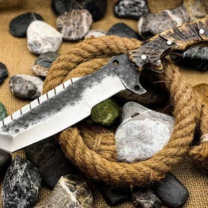 Wild Tracker Knife: 5.5&#39;&#39; Ram Horn Handle, Etched D2 Steel Blade