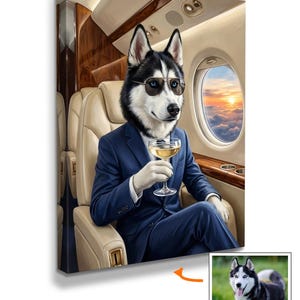 Könnte beinhalten: Leinwanddruck mit einem Husky-Hund mit Sonnenbrille und blauem Anzug, der ein Champagnerglas in einem Privatjet hält. Der Hintergrund zeigt einen Sonnenuntergang durch das Fenster. Ein kleineres Bild des Hundes befindet sich in der unteren rechten Ecke.