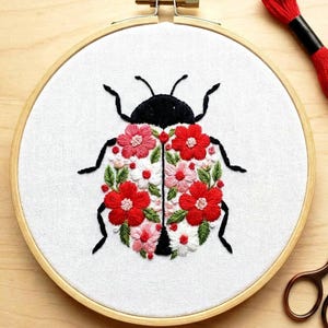 Padrão de Bordado à Mão de Joaninha Floral – Inseto Inspirado na Natureza (PDF)