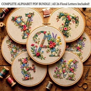 Op de afbeelding: Een verzameling ronde houten borduurringen met stoffen panelen voorzien van handgeborduurde florale letters A, Y, T, F en M. De tekst bovenaan luidt COMPLETE ALPHABET PDF BUNDLE | All 26 Floral Letters Included! Garenklosjes en een schaar zijn zichtbaar.