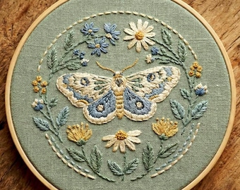 花柄の蛾の刺繍パターン | ボヘミアン昆虫フープ PDF | デジタル手刺繍のダウンロード