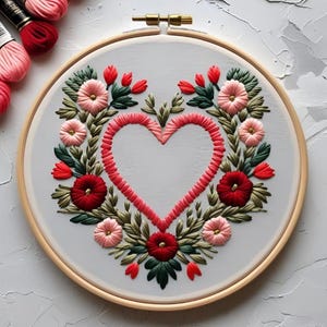 青い花のハート型リースの手刺繍パターン、ハートの刺繍、青い花の