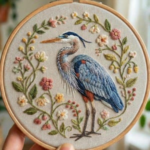 ブルーヘロンの刺繍パターン：海岸の鳥のフープアート（PDFダウンロード）