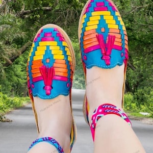 Sandalias Artesanales Únicas y Llenas de Color Hechas a Mano con Amor Inspiradas en la Cultura Boho y la Belleza de lo Tradicional