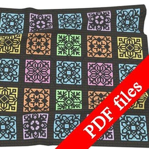 Puede incluir: Una manta gris oscuro con un patrón repetitivo de cuadrados coloridos. Cada cuadrado presenta un diseño geométrico en tonos naranja, verde, rosa, azul y amarillo. La manta tiene una apariencia texturizada y las palabras "PDF files" son visibles.