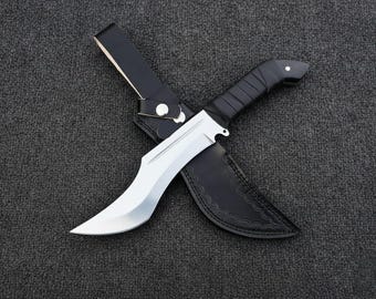 Replica ispirata al Kukri di Bronn, espositore in acciaio al carbonio fatto a mano, manico rivestito in pelle con fodero