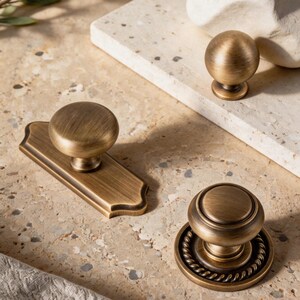 Tirador de armario de latón antiguo con placa trasera / Tiradores de armario macizos / Tirador de armario dorado / Tiradores de tocador de latón / Tirador con placa trasera / Herrajes para muebles