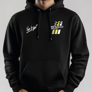 Può includere: Felpa con cappuccio nera con tasca a marsupio. Presenta la scritta "Vive le sport" in corsivo bianco sul petto sinistro e un logo Renault Sport sul petto destro. Il logo include un motivo a bandiera a scacchi e strisce gialle e grigie.