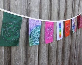 Bandera con símbolo OM / banderas de oración de chakras / tapiz espiritual / banderas OM tibetanas / arte de sanación energética / pancarta de estudio de yoga / meditación