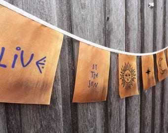 Bandera de oración SOL Y LUNA / Vive según el sol / pancarta de pared celestial / energía solar lunar / inspirada en la astrología / decoración de sol y luna