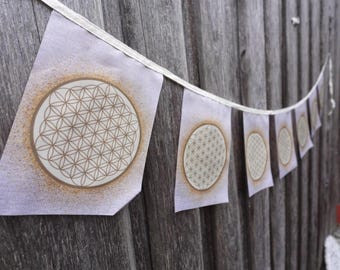 Bandera FLOR DE LA VIDA / Banderas de oración de oro blanco / Arte de geometría sagrada / Decoración de espacio de yoga / Tapiz de chakras / Símbolo sagrado