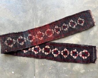 Tapete afegão antigo, feito à mão com lã, estilo caça de camelos, com ótimo preço. Ideal para pendurar na parede ou usar sobre a mesa. Cores naturais tingidas.