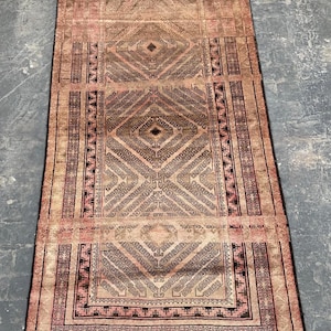 Melhor preço, tapete afegão semi-antigo Baluch de 1,37 x 2,74 m – Tapete oriental tribal nômade Zanjir Gol de lã terracota, tapete de chão, tingido naturalmente
