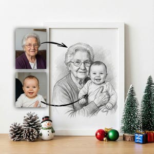Pode incluir: Um esboço a lápis emoldurado de uma avó segurando um bebê, com duas fotos menores dos sujeitos. A obra de arte está em uma moldura branca, com decorações de Natal em primeiro plano, incluindo pequenas árvores, enfeites e um boneco de neve.