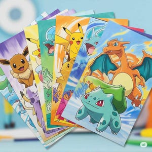 Op de afbeelding: Een verzameling kleurrijke Pok&eacute;mon-kunstprints met verschillende personages zoals Pikachu, Eevee en Charizard. Elke print toont levendige illustraties met dynamische poses en achtergronden, perfect voor fans van de populaire franchise.