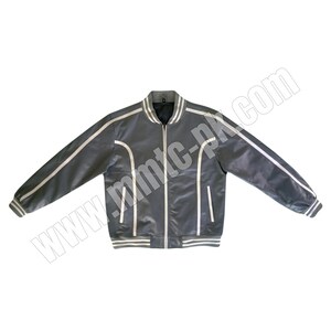Puede incluir: Una chaqueta bomber gris con rayas blancas en las mangas y el cuello. La chaqueta tiene una cremallera y un cuello, pu&ntilde;os y cintura de punto de canal&eacute;.