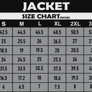 Pu&ograve; includere: Tabella delle taglie per giacche in pollici. Mostra le misure di petto, lunghezza schiena, spalla, manica, fianchi, bicipite e polsino per le taglie dalla S alla 5XL. La parola "JACKET" &egrave; in alto.