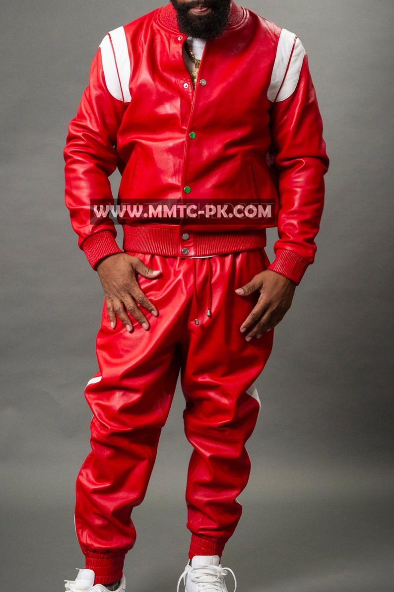 Pu&ograve; includere: Completo giacca e pantaloni in pelle rossa con strisce e dettagli bianchi. La giacca ha uno stile bomber con colletto e polsini a coste. I pantaloni hanno una vita con coulisse e polsini a coste. Il sito web www.mmtc-pk.com &egrave; visibile.