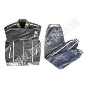 Puede incluir: Un ch&aacute;ndal de cuero gris con rayas blancas en las mangas y las piernas. La chaqueta tiene una cremallera y un cuello de canal&eacute;. El pantal&oacute;n tiene una cintura el&aacute;stica.